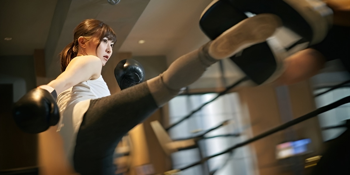 京都キックボクシングジムCOOL烏丸五条のキックボクシングトレーニングをしている女性会員