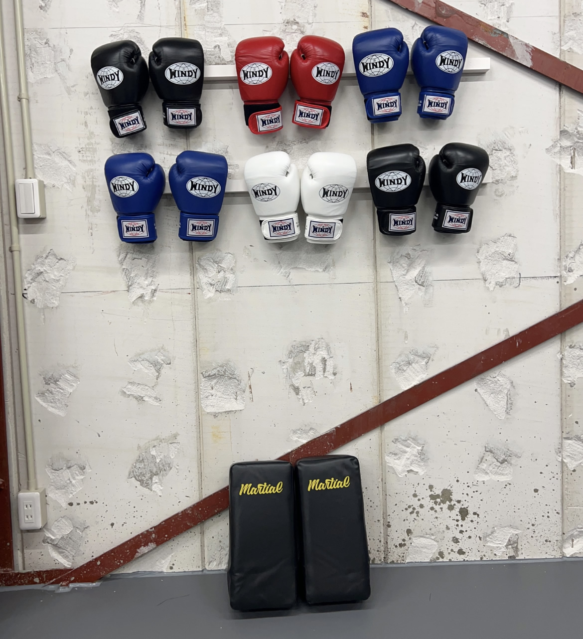 京都キックボクシングジムCOOL烏丸五条でレンタルできるボクシンググローブの写真
